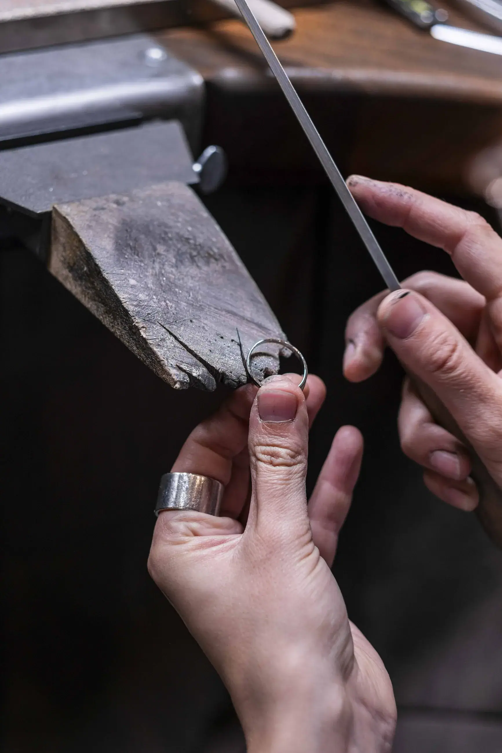 Ein Ring wird am Werkstattbock gefeilt