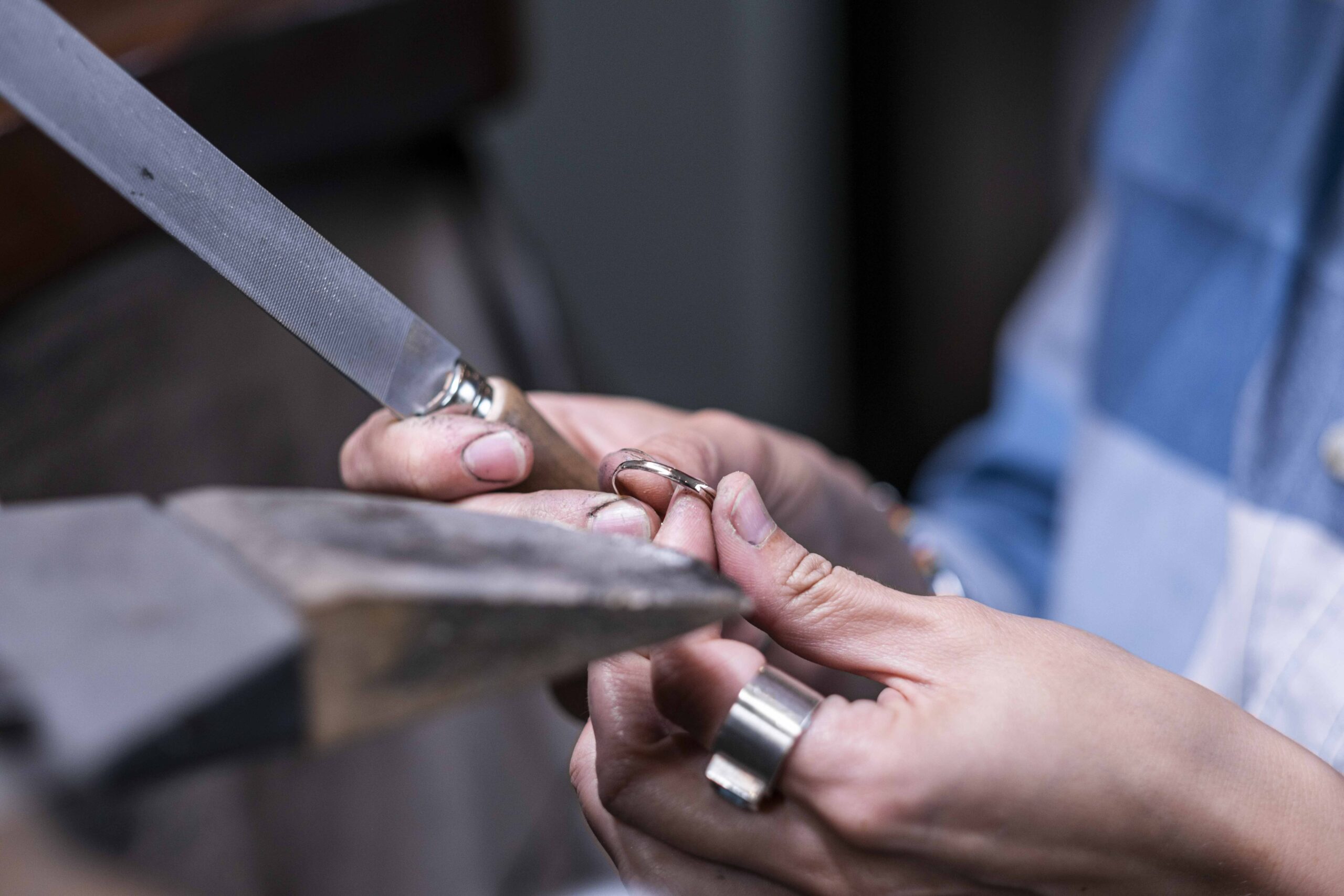 Goldschmied feilt einen Ring