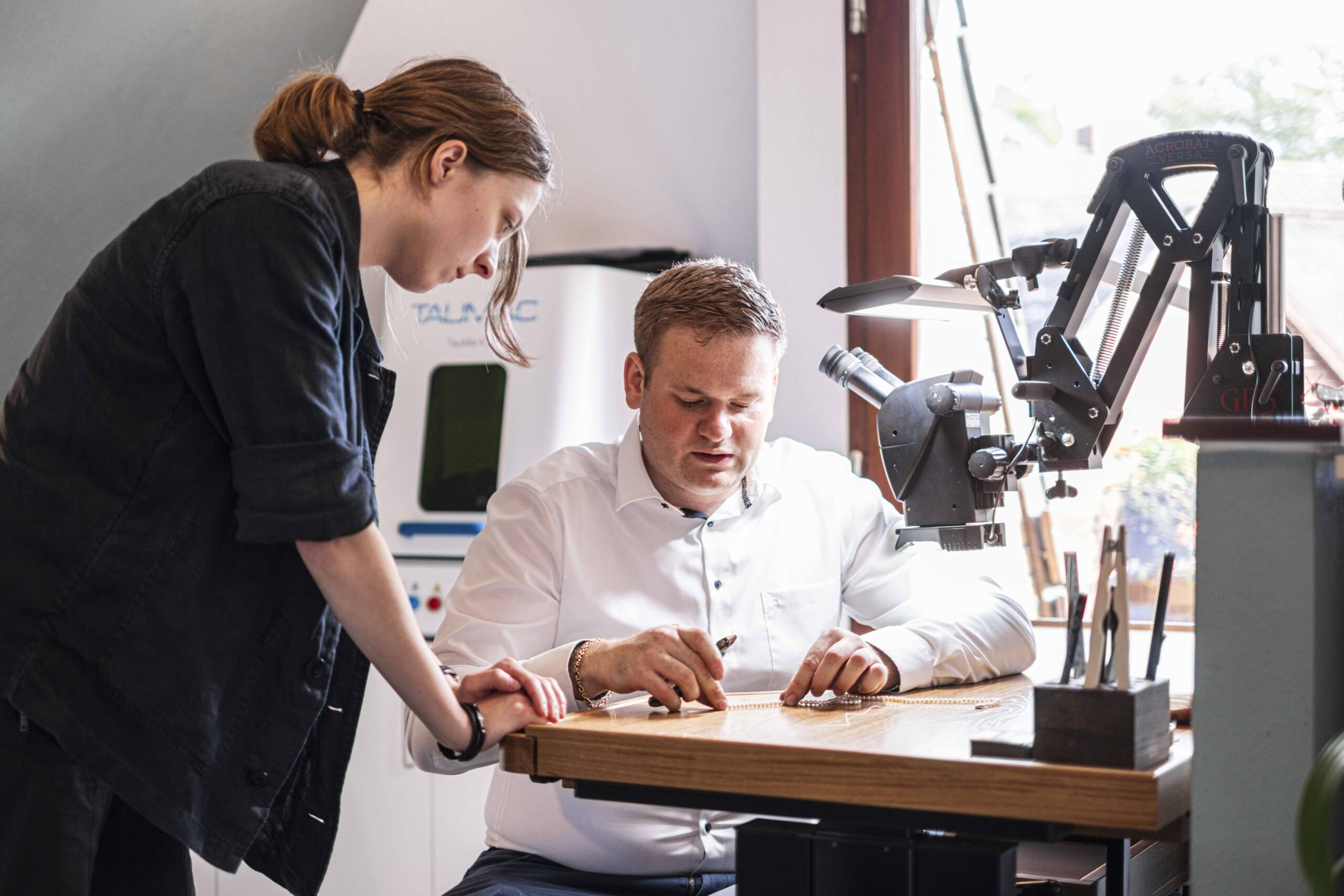 Johannes Segelken erklärt seiner Mitarbeiterin etwas